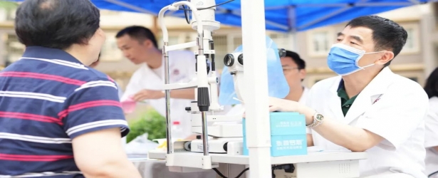 同心共建｜万怡物业携手广西医大晶亮眼科医院进社区，共筑“睛”彩未来